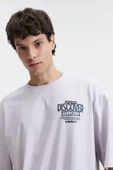 Remera blanca de algodón, corte oversize, manga corta y cuello redondo.