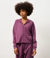 Campera deportiva Get Over de modal canelado color lila, con capucha, cierre frontal con cremallera, mangas largas raglán y puños elastizados.