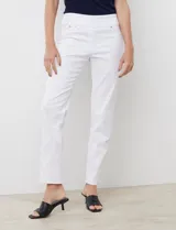 Jegging blanco de algodón elastizado con pretina ancha elastizada, bolsillos delanteros simulados y bolsillos traseros aplicados.