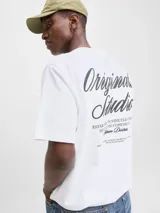 Camiseta de manga corta y cuello redondo con corte holgado, confeccionada en tejido de algodón. Presenta un diseño minimalista con estampa tipográfica pequeña en el pecho y estampa de mayor tamaño en la espalda.