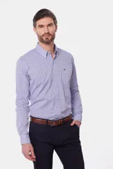 Camisa de manga larga con diseño de cuadros finos en tonos de azul y blanco, cuello abotonado y bordado sutil en el pecho.