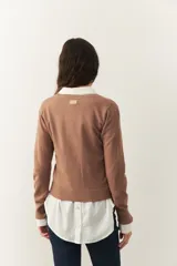 Cárdigan negro de punto con textura en relieve, corte al cuerpo, cuello redondo y cierre frontal con botones a tono.