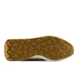 Championes urbanos New Balance modelo 370, con diseño en tonos beige y blanco. Presentan el logo lateral característico con estampado animal print de leopardo, confeccionados en una combinación de materiales textiles y gamuza, con suela de goma color caramelo.