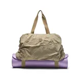 Bolso deportivo de gran capacidad en color verde oliva, confeccionado en material textil con acabado arrugado. Cuenta con doble asa superior, correa ajustable desmontable, compartimento principal con cierre y correas en la base para sujetar accesorios.