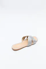 Sandalia baja dorada con capellada trenzada tipo cordón y suela con bordado a tono.