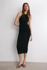 Vestido midi de cuello halter y espalda descubierta, confeccionado en tejido con hilo metalizado.