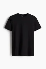 Remera de algodón liviano color negro, con cuello redondo y mangas cortas, de corte entallado.