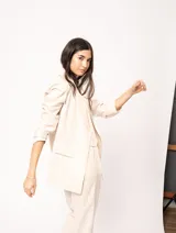 Blazer oversized color beige de corte recto, confeccionado en tela con lino.