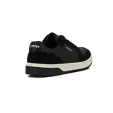 Championes urbanos de hombre, color negro, con cordones negros y suela gruesa de color crema. Presentan el texto "COUNTRY" en el lateral.