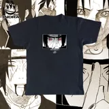 Remera negra de manga corta con estampado del personaje Uchiha Itachi del anime Naruto. El estampado incluye una imagen de Itachi con el texto "La leyenda nunca muere" en japonés.