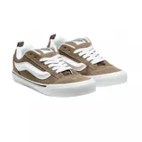 Championes urbanos Vans modelo Knu Skool, color marrón con detalles en blanco. Presentan un diseño robusto con la icónica banda lateral acolchada, suela de goma vulcanizada y cordones blancos.