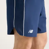 Short deportivo New Balance modelo Tournament, color azul marino, con cordón ajustable en la cintura y logo blanco en la pierna.