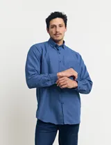 Camisa azul con microestampado blanco, de manga larga y corte clásico.