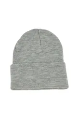 Gorro tipo beanie de punto con vuelta, color azul oscuro.