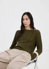 Chaleco de punto verde militar con cuello barco y diseño recto sin mangas.