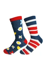 Pack de dos pares de medias de caña media. Un par presenta un diseño azul marino con estampado de flores pequeñas en blanco, amarillo y celeste, con puntera y talón en rojo. El otro par presenta un diseño de rayas horizontales en azul marino, blanco y rojo.