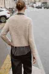 Jersey básico de punto con mezcla de lana y alpaca, de cuello redondo y manga larga.