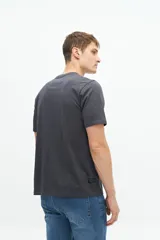 Remera de manga corta color beige con estampado gráfico frontal de la marca Brooksfield en tonos grisáceos, con diseño de estilo vintage y tipografía clásica.