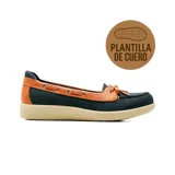 Zapato estilo náutico Korium Confort modelo Deka, confeccionado en lona color negro con detalles en cuero tostado y suela de goma beige. Cuenta con cordones decorativos y ojalillos metálicos.