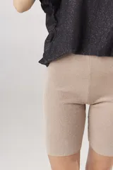 Short biker de punto metalizado color negro, con cintura alta y ajuste al cuerpo.