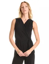 Enterito negro de seda fría, marca Tash & Sophie, con escote en V cruzado, sin mangas, cintura elastizada con lazo de ajuste y espalda cerrada.