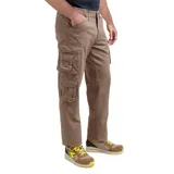 Pantalón cargo color beige, de corte recto, con múltiples bolsillos laterales con solapa y cierre de botón.