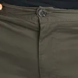 Pantalón chino slim fit color verde militar, con cierre de botón y cremallera, y bolsillos laterales.