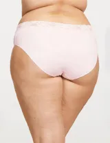 Bombacha tipo brief de microfibra con detalle de encaje en la cintura. Ofrece cobertura completa en la parte trasera y cuenta con elásticos planos para un acabado invisible bajo la ropa.