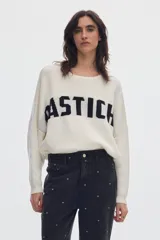 Sweater oversize de punto blanco con diseño jacquard de la inscripción Pastiche en color negro en el frente, de mangas largas y cuello redondo.