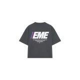 Remera gris oscuro oversize de manga corta, con diseño gráfico estampado en la espalda que incluye la inscripción Eme Studios y texto descriptivo en blanco, rojo y azul.