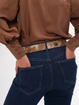 Cinturón marrón de cuero con hebilla metálica dorada rectangular.