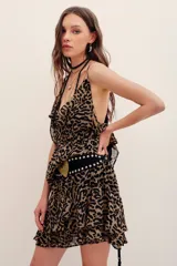 Top de tirantes finos confeccionado en viscosa con estampado animal print. Presenta escote en V con volados y diseño fluido.