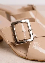 Sandalia de taco ancho color dorado, confeccionada en cuero vacuno, con diseño de tiras cruzadas y hebilla metálica decorativa.