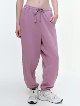 Pantalón tipo jogger de algodón con cintura elástica y cordón ajustable. Presenta bolsillos laterales y puños elásticos en los tobillos, con un corte holgado y cómodo.