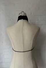 Top negro con cuello halter y abertura central con lazos.