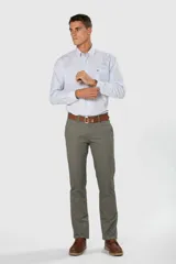 Pantalón clásico de gabardina de corte recto, con bolsillos traseros ojalados con botón y presillas para cinturón.
