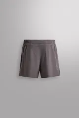 Short de running confeccionado en tejido técnico ligero y elástico con estructura. Cuenta con forro interior, cintura elástica ajustable con cordón, bolsillo trasero con cierre oculto, bolsillos laterales multifunción y aberturas laterales en las perneras.