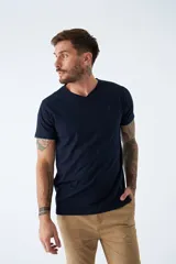 Remera básica de algodón color negro, con escote en V, manga corta y logo bordado en el pecho.