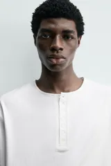 Camiseta de manga larga con cuello redondo y cierre frontal de botonadura tipo henley. Confeccionada en tejido de algodón y seda, con un corte relajado.