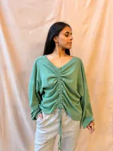 Sweater amarillo de corte cropped y mangas largas abullonadas.