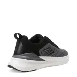 Championes deportivos Umbro modelo Lyro, con capellada de tejido técnico en combinación de colores negro y gris. Presenta el logo de la marca en el lateral, cierre con cordones y suela de goma blanca con refuerzo negro en la puntera.