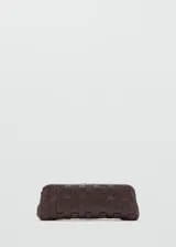 Bolso tipo clutch de color marrón oscuro, con diseño trenzado y estructura rígida.