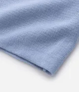 Remera de punto piqué color celeste con efecto melange, cuello redondo y manga corta.