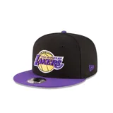Gorra New Era 9Fifty negra con visera plana violeta y logo bordado de Los Angeles Lakers en el frente.