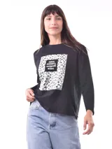 Remera de manga larga color beige, con cuello redondo y estampado frontal que dice "Magic is something you make" en color lila.