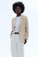 Blazer de botonadura sencilla en mezcla de lino, color beige, con solapas de pico, hombreras y un botón frontal.