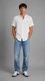 Camisa blanca de manga corta y cuello mao, con cierre frontal de botones y pequeño logo bordado en el pecho.