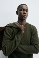 Jersey azul de punto con cuello redondo y manga larga. Tejido en mezcla de lana y acabado en rib.