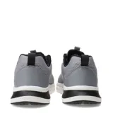 Championes deportivos Umbro modelo Vega, color gris con detalles en negro y blanco. Presentan una capellada de malla transpirable, logo de la marca en el lateral y suela con amortiguación.