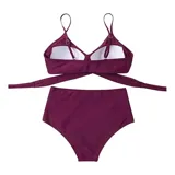 Conjunto de bikini negro de tiro alto, compuesto por un corpiño triangular con diseño cruzado en el frente y tirantes finos regulables, y una bombacha de corte clásico y talle alto.